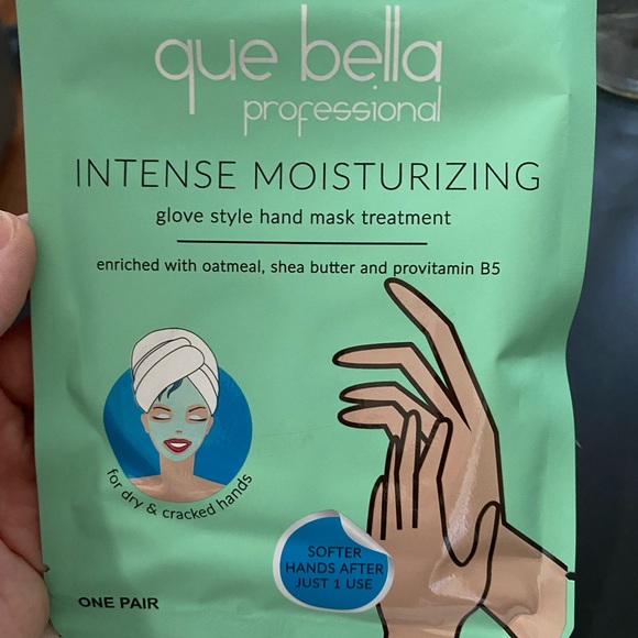 Brand new lip mask and hand mask - Picture 3 of 4